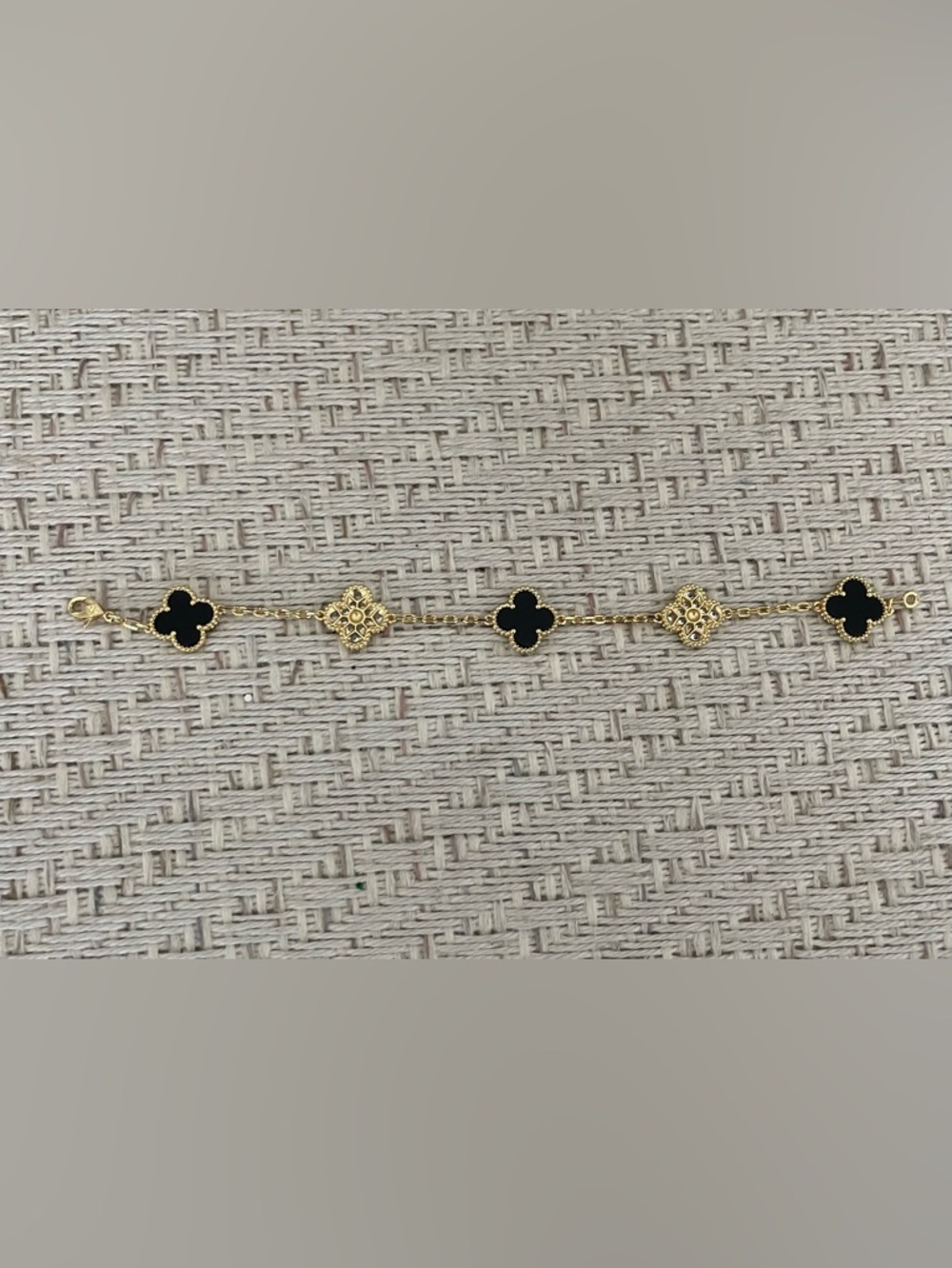 Black & gold 4 leaf clover bracket